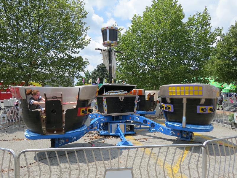 Family spinning ride Ships Ahoy